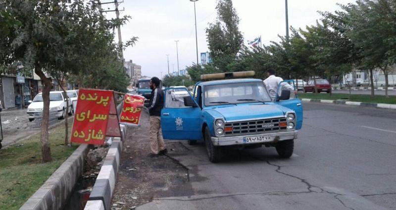 جمع آوری تابلوها و بنرهای تبلیغاتی غیر مجاز و بنرهای مربوط به ایام محرم توسط عوامل ناحیه سه ، منطقه دو